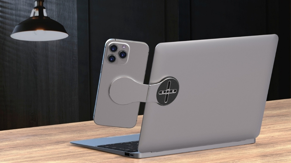 スマホをしっかり固定し、安定した状態で操作できるスマホホルダー