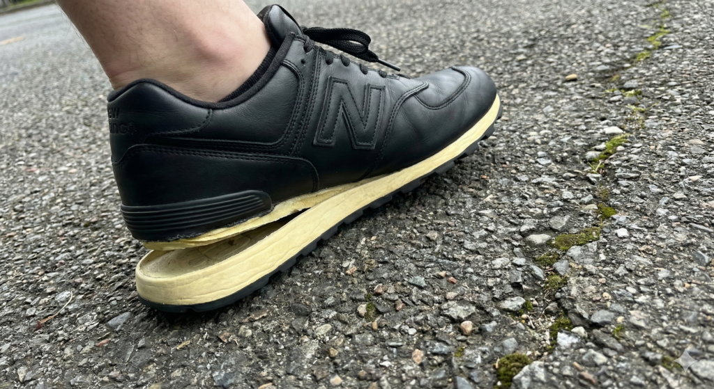 加水分解でソールが剥がれたスニーカー