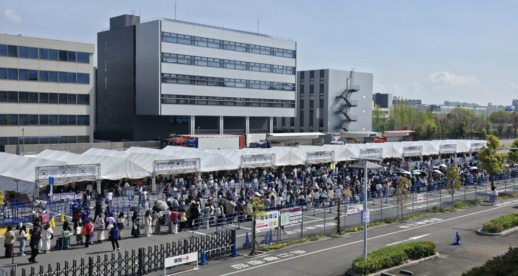 バンテリンドーム会場外の嵐コンサートツアーグッズ売場の行列の様子