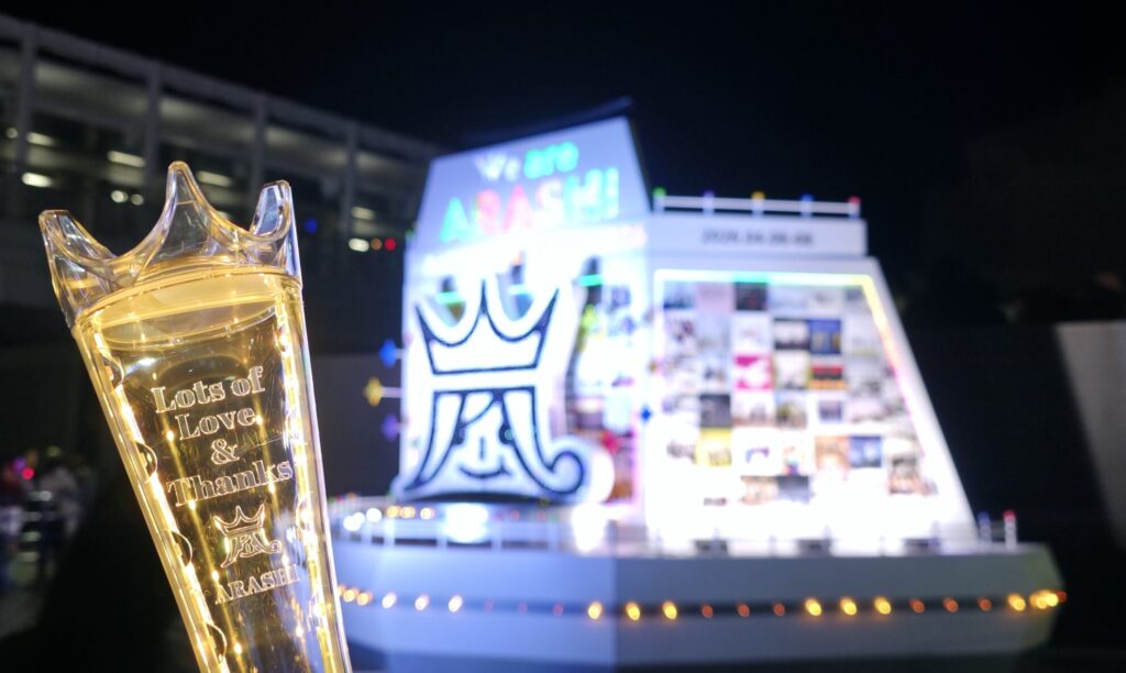 ライトアップされたバンテリンドーム会場外の嵐モニュメントと嵐ペンライト