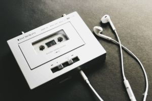 Y2K、イヤホン、有線イヤホン、音楽、レトロ、カセットテープ
