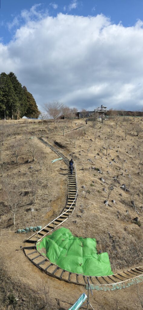 三島スカイウォークのロングジップスライドの急勾配の上り坂