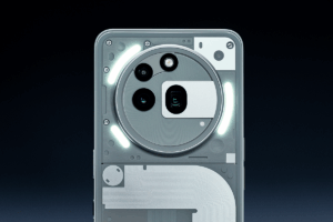 内部パーツが透けて見える白いシースルー背面に通知で光るGlyphライトを備え、正面には鮮やかな有機ELディスプレイと独自のドット基調UIを表示した、Nothing Phone (3a) Lite（ホワイト）の外観および製品イメージ。