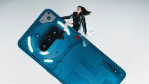 内部パーツが透けて見える白いシースルー背面に通知で光るGlyphライトを備え、正面には鮮やかな有機ELディスプレイと独自のドット基調UIを表示した、Nothing Phone (3a) Lite（ホワイト）の外観および製品イメージ。